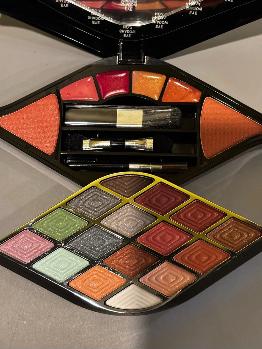 BR Beauty Revolution Makeup Kit: Eyeshadow, Blush, Lip Gloss & Brushes 0.51oz